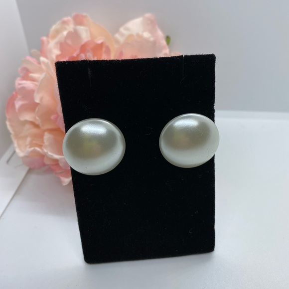 Classic VINTAGE Faux Pearl Pin Up Round Clip Earrings - Picture 1 of 6